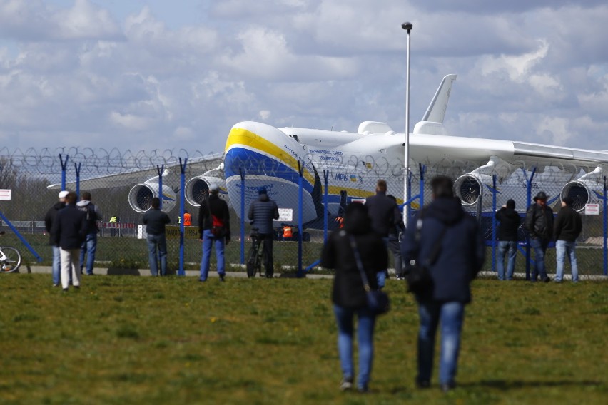 Rozpakowywanie An-225 na lotnisku Chopina. Ile sprzętu naprawdę przywiózł do Polski? 400 ton, a może tylko 80?
