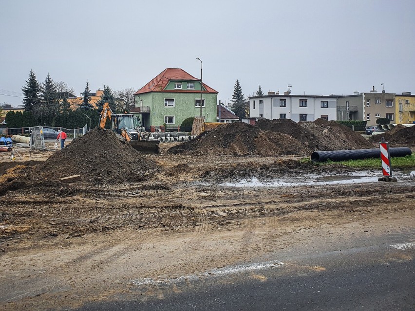 Prace przy budowie ronda u zbiegu Wolińskiej, Szybowników i Grota Roweckiego w Lesznie