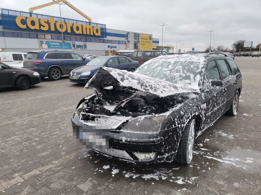 Pożar samochodu obok Castoramy w Głogowie