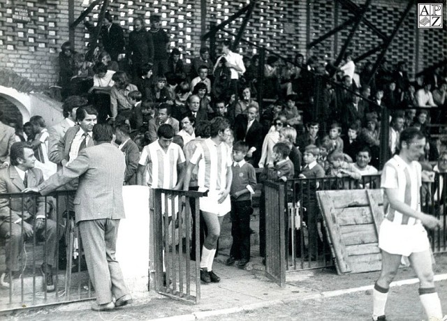 Zdjęcie prawdopodobnie wykonano w 1970 roku. Widać trybunę zamojskiego stadionu