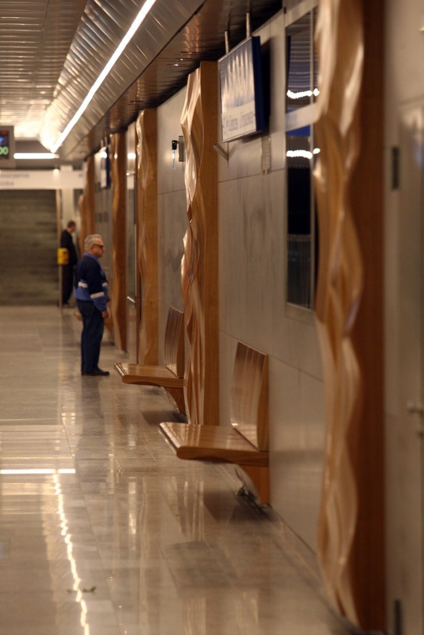 Książka w metrze. Przy stacjach podziemnej kolejki...