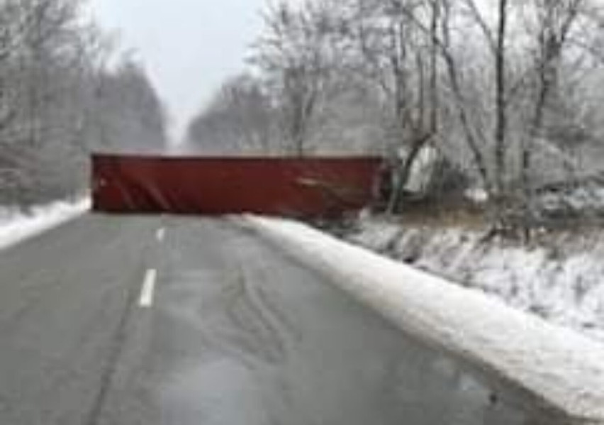 Wypadek na DW796 w Wysokiej. Zderzyły się trzy pojazdy - ciężarówka i dwa samochody osobowe