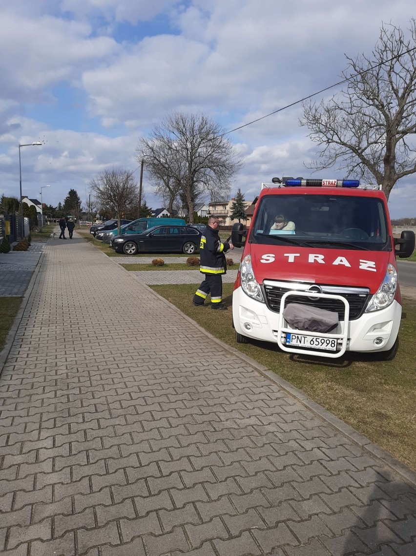 Gmina Zbąszyń: Strażacy z Nądni roznosili ulotki informacyjne na temat profilaktyki oraz szczepień przeciwko COVID-19