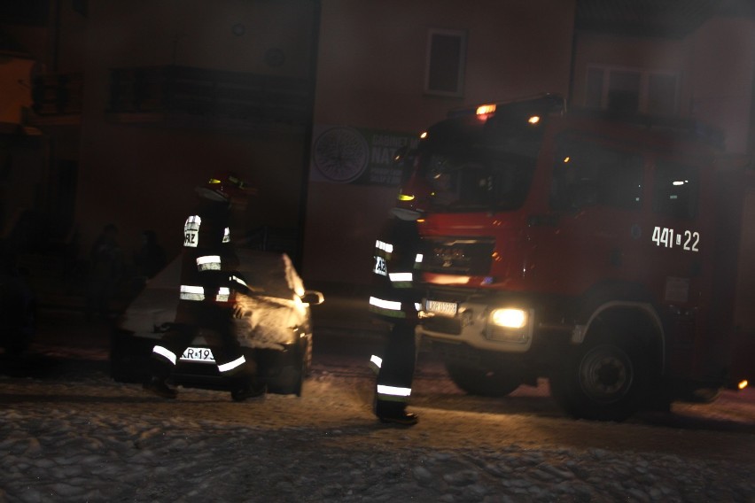 Z bloku ewakuowano 10 osób, a strażacy przystąpili do...