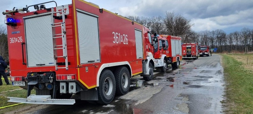 Kalników. Pożar dużego budynku gospodarczo-garażowego. W akcji aż 9 zastępów strażaków. Ranna została jedna osoba [ZDJĘCIA]