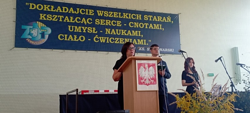 Uczniów przywitała dyrektor szkoły Małgorzata Wojtasik