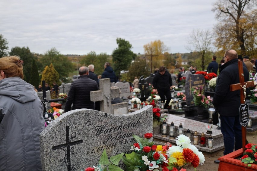 Procesja na cmentarzu w Strzyżewie Kościelnym. Wspominali zmarłych [FOTO]