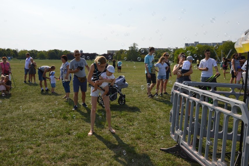 Dorośli i dzieci bawią się na Festiwalu Baniek Mydlanych w Opolu