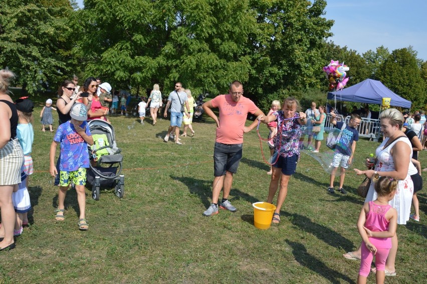 Dorośli i dzieci bawią się na Festiwalu Baniek Mydlanych w Opolu