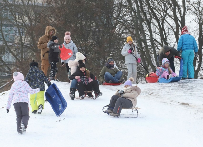 Zimowe szaleństwo w niedzielę na górce w radomskim parku Leśniczówka. Zobacz zdjęcia 