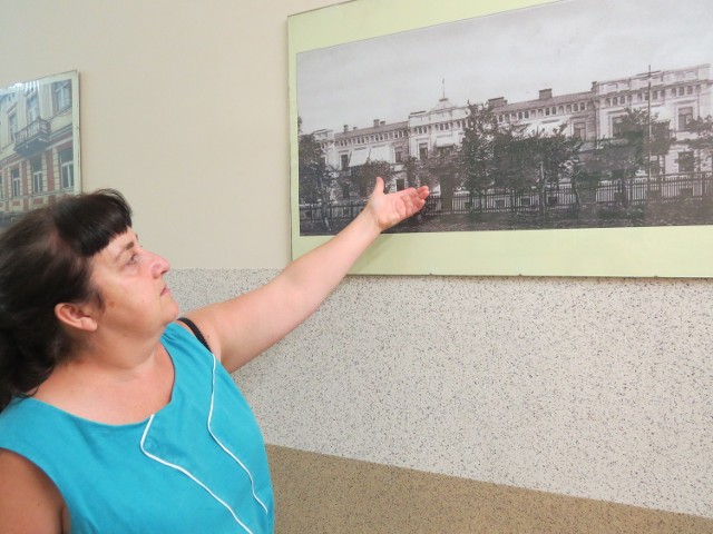 -&nbsp;Siedemdziesiąt  lat temu na liceum wynajęto jedno skrzydło nieistniejącego już Hotelu Müllera - pokazuje Aldona Nocna.