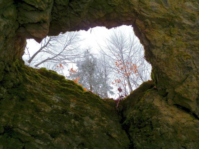 Prehistoryczna jaskinia Heidensteinh&ouml;hle. Żadnych oznak końca świata w niej nie widać, ale przesilenie jesienno-zimowe i owszem. Zar&oacute;wno wewnątrz jaskini jak i na zewnątrz. Fot. Halina Kr&uuml;sch Czopowik