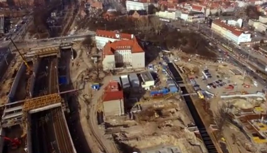 Budowa Forum Gdańsk. Jak przebiega? ZOBACZ film z drona [WIDEO]