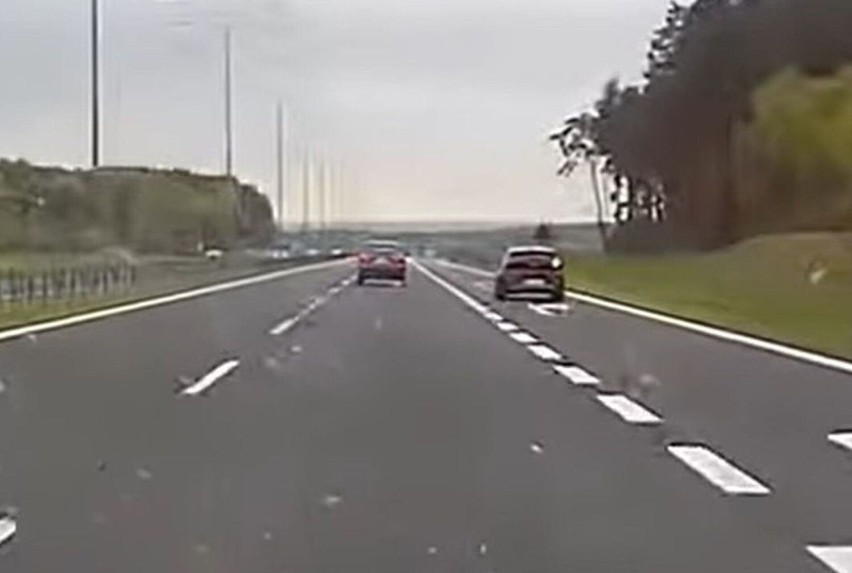 Na filmie widzimy samochody jadące autostradą A1 w stronę...
