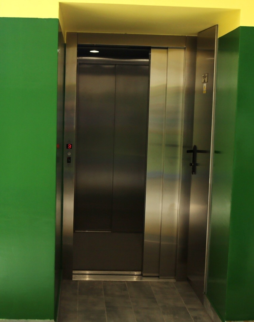 Na piętrach, wejścia do windy zostały pomalowane w innym...