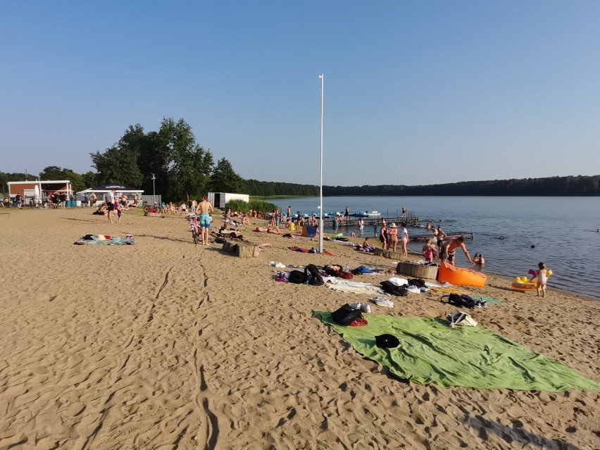 Gm. Szamotuły. Letników nad jeziorem w Pamiątkowie nie brakuje!