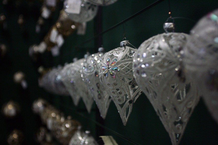 Bogato zdobione bombki dekorowane są m.in. kryształami...