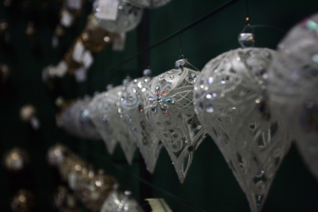 Bogato zdobione bombki dekorowane są m.in. kryształami Swarovskiego.
