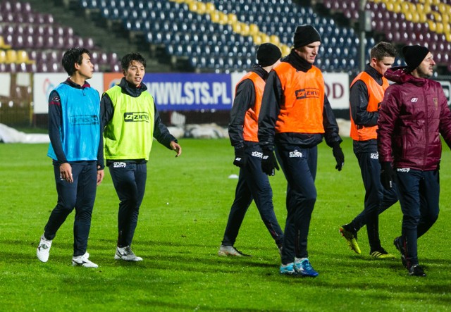 Seiya Kitano (niebieski plastron) na treningu Pogoni Szczecin.