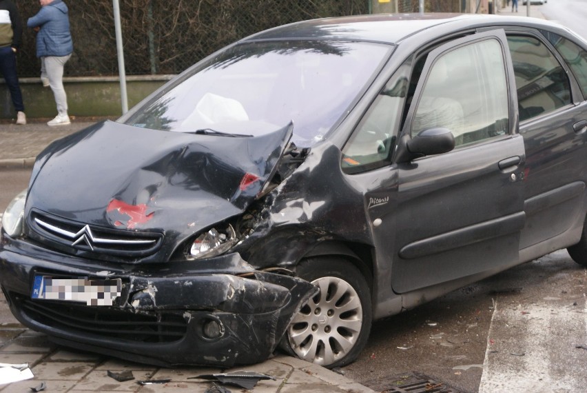 Wypadek w Kaliszu. Zderzenie aut na skrzyżowaniu Polnej i Młynarskiej. ZDJĘCIA