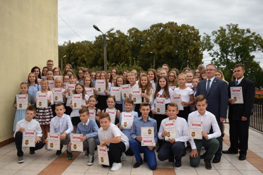 Stypendia Jacka Waśko burmistrza Dobrzynia nad Wisłą dla 64 uczniów [zdjęcia]