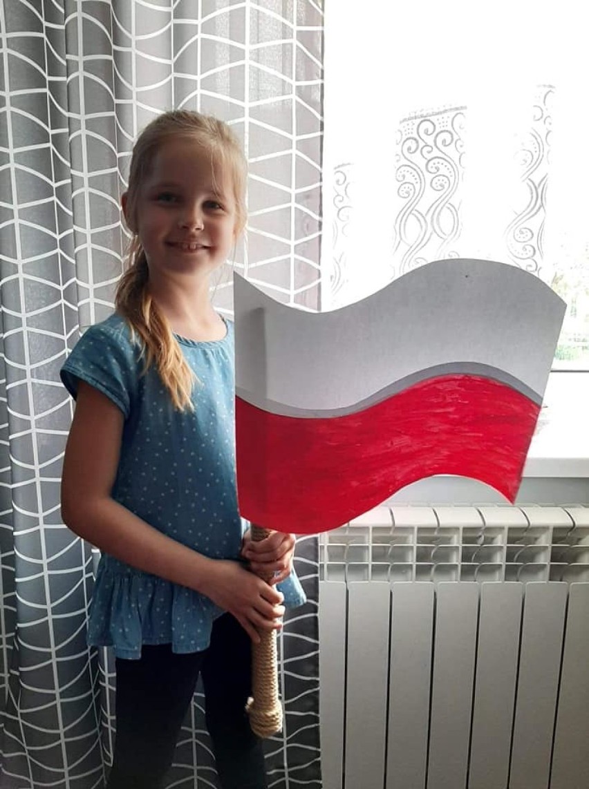 Uczniowie wieluńskiej „piątki" pochwalili się swoimi flagami ZDJĘCIA