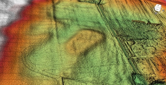 Na skanach LiDAR wyraźnie widać otoczone niegdyś rozlewiskiem obwałowania grodu. Co ciekawe są one bardzo zbliżone do kształtów nieodległego grodziska w Ostrowie - koło Wierzchosławic