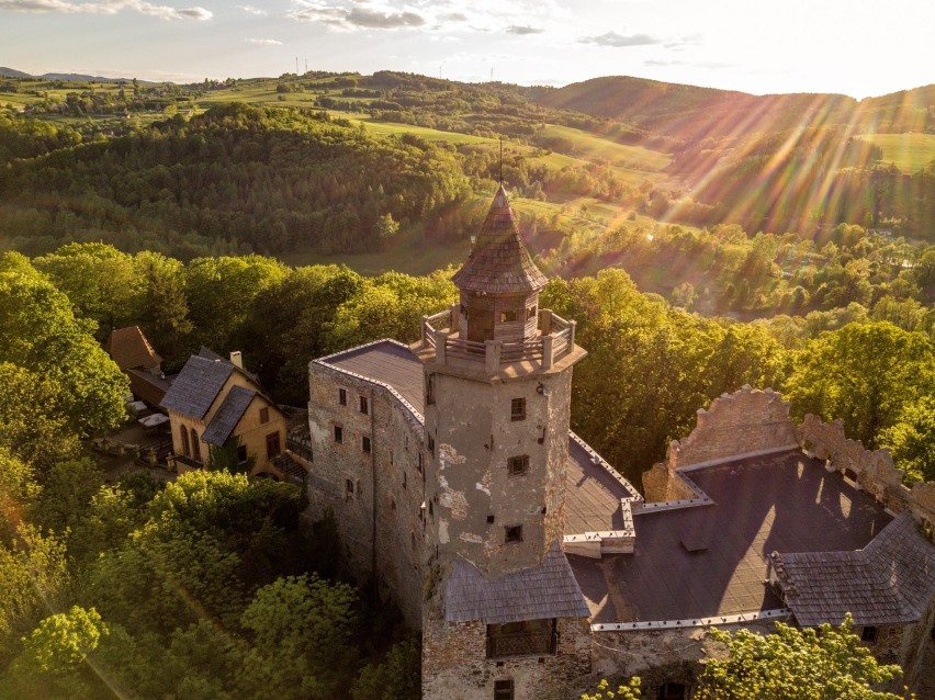 Zamek Grodno usytuowany jest w sercu Zagórza Śląskiego w...