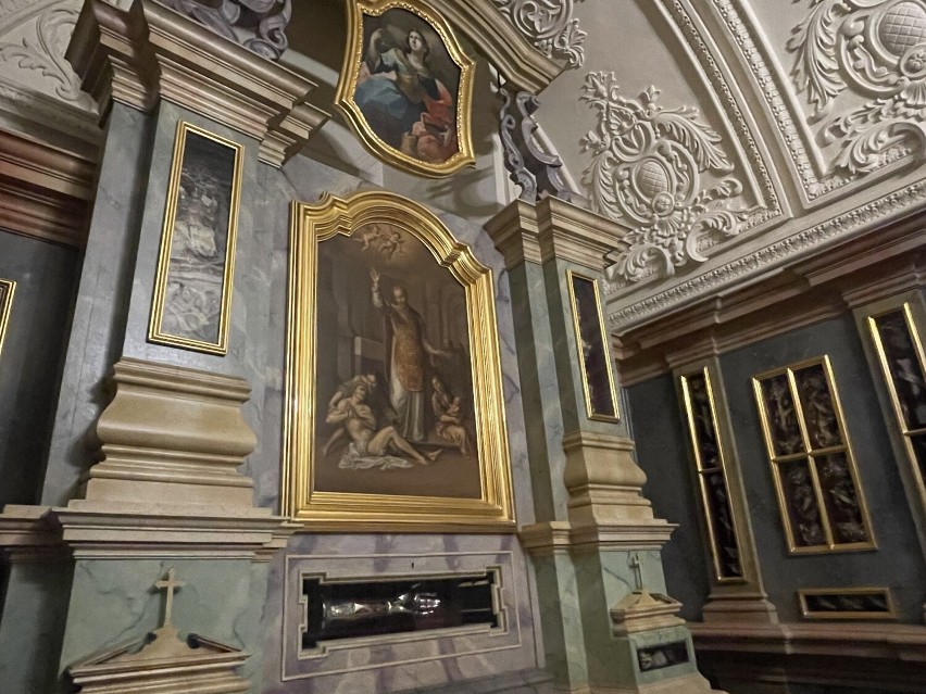 Na Jasnej Górze w XVII-wiecznej Kaplicy Świętych Relikwii znajdziemy jego obraz i fragment ręki umieszczony w relikwiarzu w kształcie przedramienia, wykonanym ze srebrnej blachy