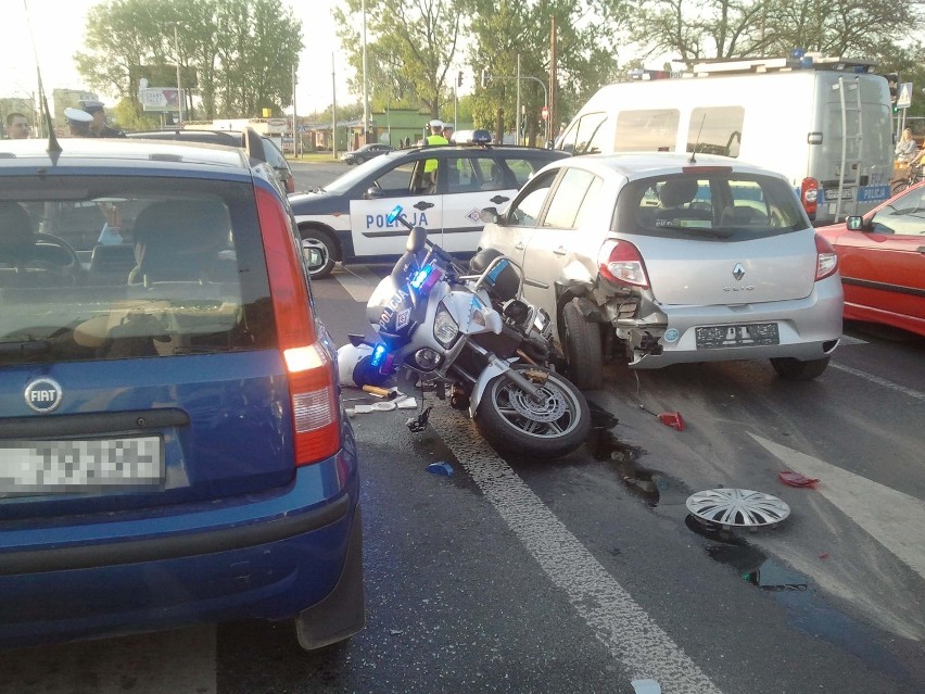 Wypadek policjanta na motocyklu na al. Włókniarzy [ZDJĘCIA]