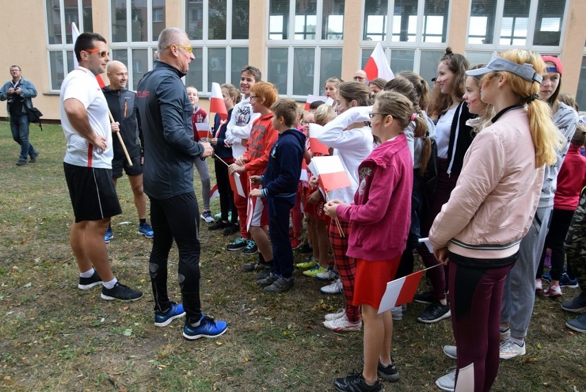 Stargard. Patriotycznie i sportowo, artystycznie, smacznie i zdrowo na rodzinnym festynie "Dla Niepodległej" w SP 2 na os. Zachód [ZDJĘCIA]