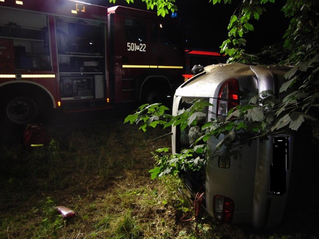 Auto dachowało w nocy na drodze wojewódzkiej nr 199 Przedlesie-Mierzyn (29.07.2019).