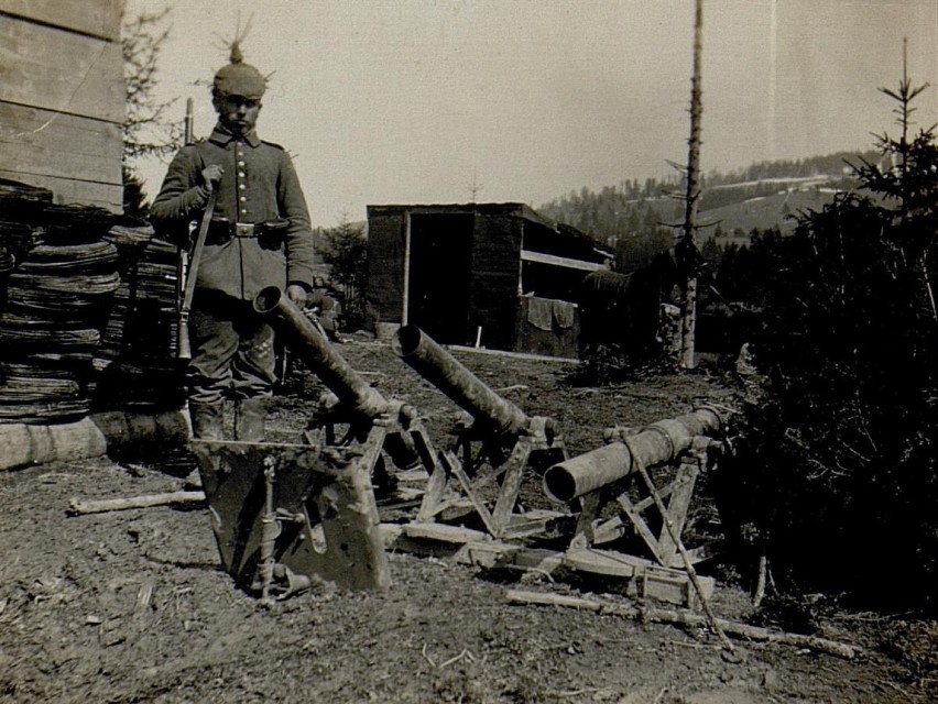 Żołnierz armii niemieckiej przy zdobycznych minenwerferach