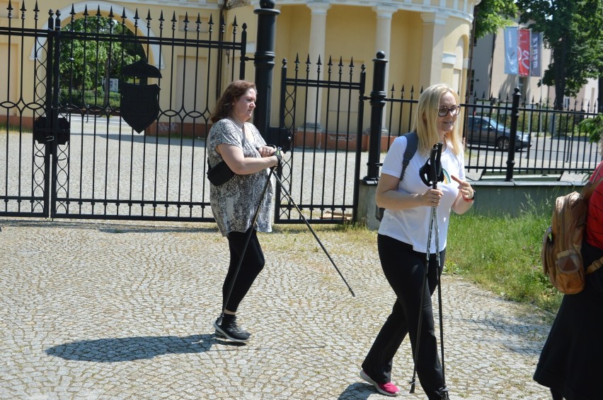 W sobotę chodzą z kijkami w parku w Skierniewicach. Bo z kijkami też trzeba umieć chodzić