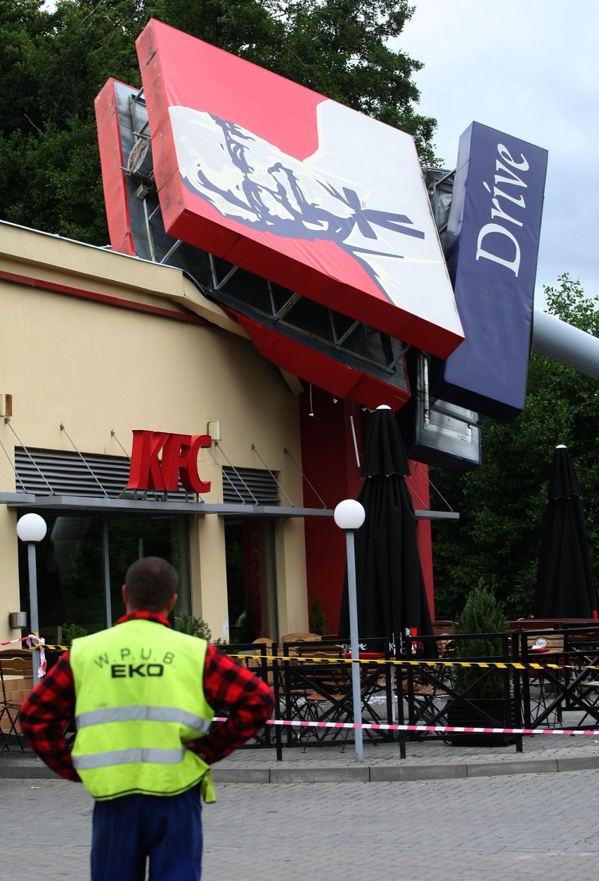 Na dach baru KFC w Gdyni runął słup reklamowy