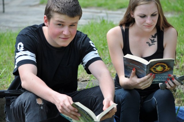 Ponad 500 osób wzięło udział w akcjach promujących czytelnictwo, jakie w piątek odbyły się w II Liceum Ogólnokształcącym im. ks. prof. J. Tischnera w Wodzisławiu Śl. oraz w Liceum Ogólnokształcącym im. Noblistów Polskich w Rydułtowach w ramach ogólnopolskiej kampanii „Jak nie czytam, jak czytam”. Młodzież z Tischnera nakręciła też czytelniczego flash moba.