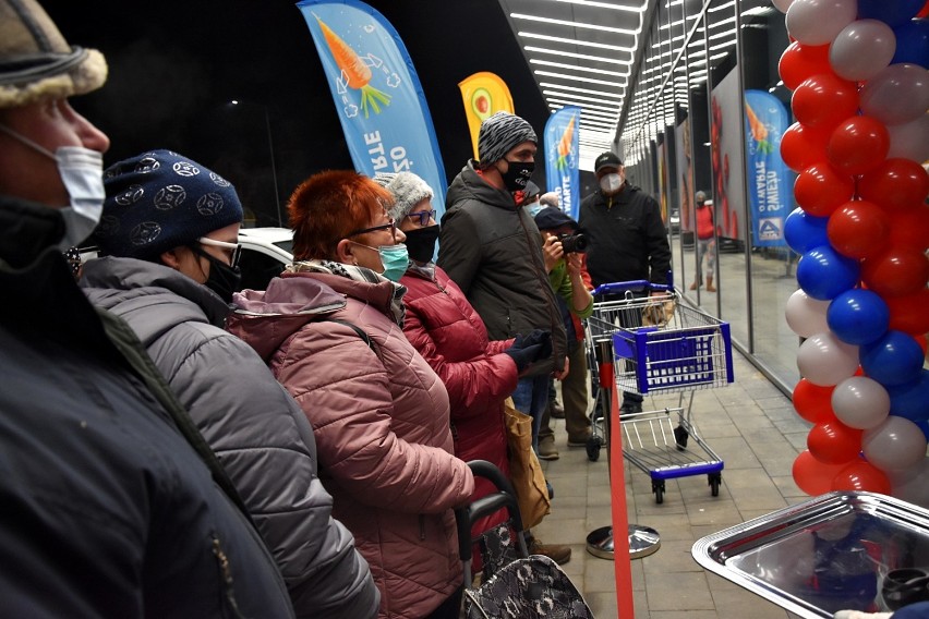 Gorlice. Otwarcie Aldi. Pierwsi spragnieni zakupów klienci przyszli przed godz. 6 by wziąć udział w oficjalnym otwarciu