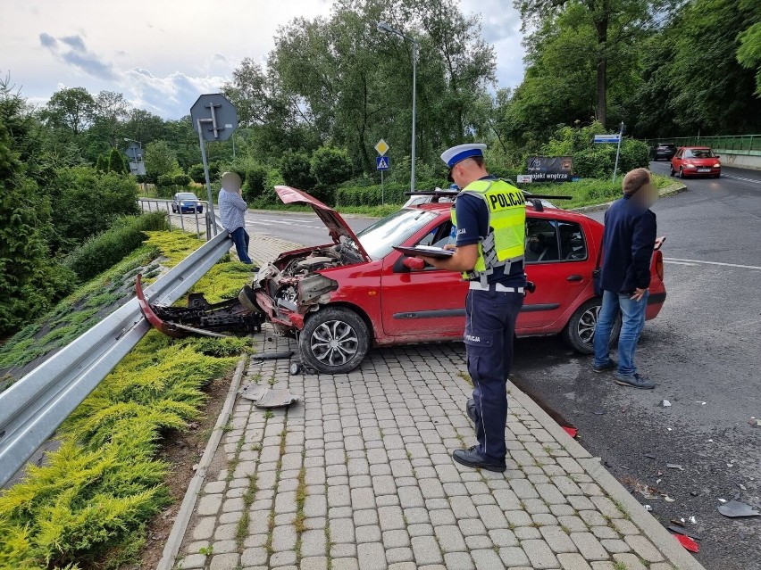 Zderzenie dwóch osobówek w Przemyślu. Ranna kobieta trafiła do szpitala [ZDJĘCIA]