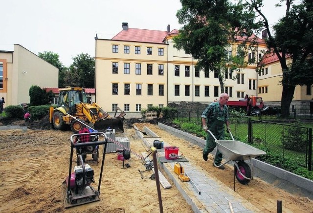 Przy I LO w Lubinie kończą budowę boiska sportowego