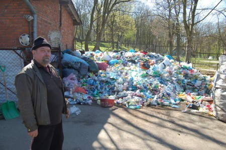 Ryszard Sarnowski, kierownik skupu makulatury, szkła i plastiku w Tczewie na dostawców nie narzeka. Samych tylko plastikowych butelek było ponad 170 ton. FOT. SEBASTIAN DADACZYŃSKI