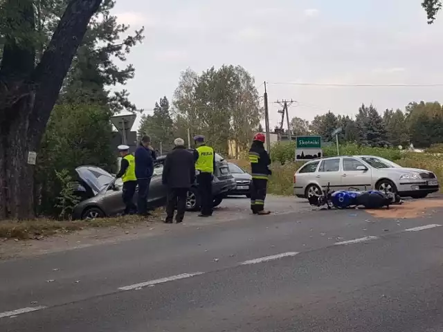 Do groźnego wypadku z udziałem motocyklisty doszło w niedzielę w Skotnikach (miejscowość między Zgierzem a Strykowem). 

Do wypadku  doszło z winy 70-letniego kierowcy hyundaia, który nie zachowując ostrożności wyjeżdżał z leśnego duktu drogę krajową nr 71 nie ustępując pierwszeństwa jadącemu prawidłowo motocykliście (39 lat) wiozącemu pasażerkę (42 lata). Motocyklista widząc wyjeżdżający z bocznej dróżki pojazd próbował jeszcze  uniknąć wypadku. Z  informacji policji wynika, że położył maszynę na drodze, jednak siła rozpędu jednośladu nie pozwoliła na udaremnienie zderzenia. Motocykl uderzył w bok samochodu.

Obaj kierowcy byli trzeźwi i posiadali uprawnienia do kierowania pojazdami. Okoliczności zdarzenia bada policja.

32-letni kierowca motocykla i 42-letnia pasażerka zostali odwiezieni do szpitala.

