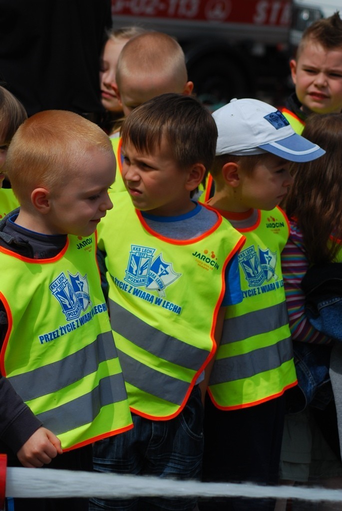 Dzieci z przedszkola Jarzębinka odwiedzili w środę strażaków...
