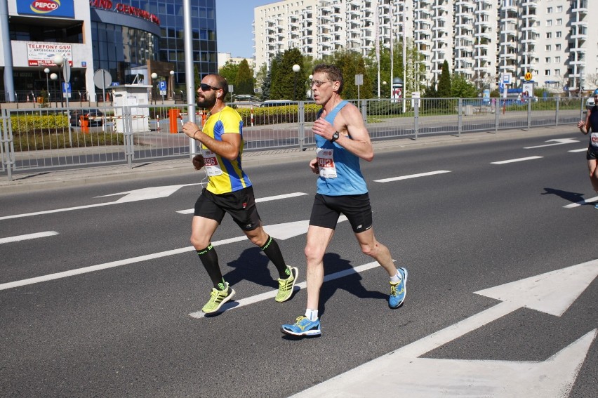 Orlen Warsaw Marathon 2018. Biegacze pokonali królewski...