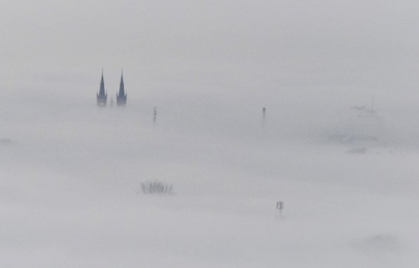 Wyłaniający się z grudniowej mgły Tarnów wygląda na...