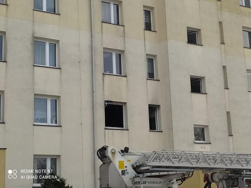 Pożar przy ul. Obrońców Wybrzeża w Lęborku. Mężczyzna z poparzeniami trafił do szpitala