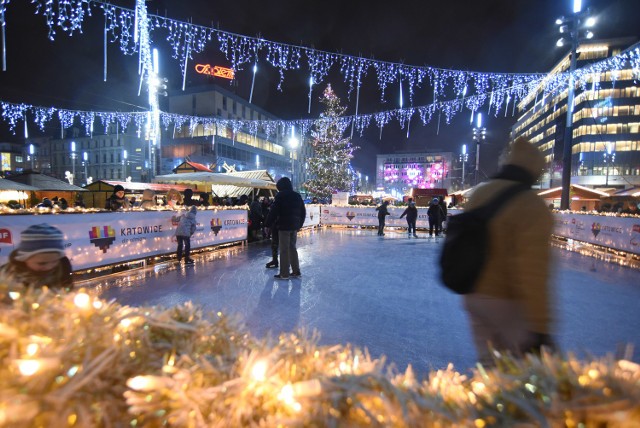 Lodowisko na Rynku w Katowicach jest niewielkie, ale urocze. Ma swój klimat szczególnie w świątecznych iluminacjach. Przyjdźcie i przekonajcie się sami.