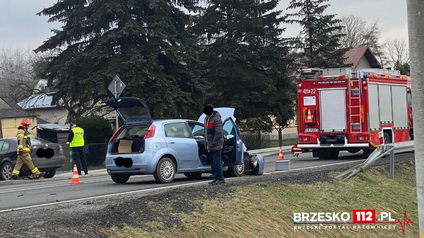 Wypadek w Uszwi, zderzenie dwóch samochodów na skrzyżowaniu,...