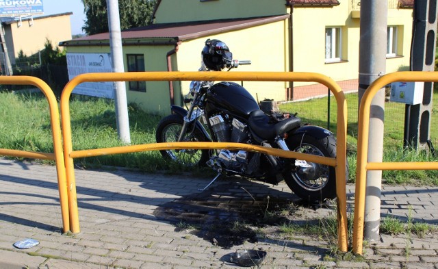 W wyniku wypadku, motocyklista trafił do szpitala.