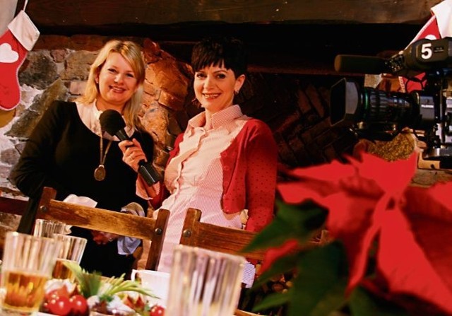Karolina Wolko (z lewej) w telewizji tłumaczy jak przygotować święta i... przygotowuje je dla klientów