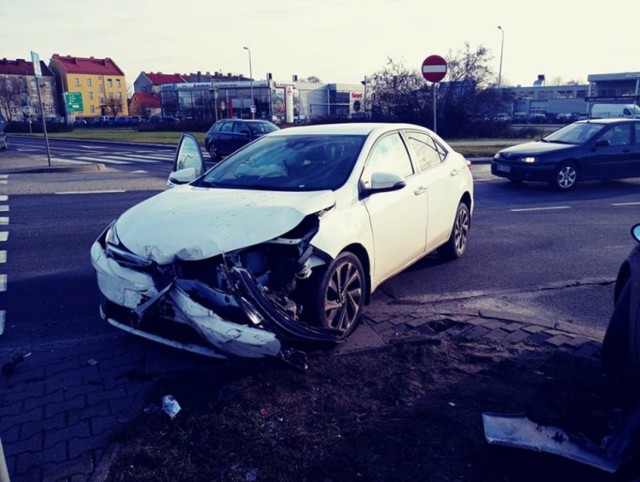 Do zderzenia samochodów doszło w niedzielę, 12 stycznia, na rondzie Kasprzaka w Gorzowie. Na miejsce została wezwana policja.

Do zderzenia samochodów doszło w niedzielę, 12 stycznia, na rondzie Kasprzaka w Gorzowie. Na miejsce została wezwana policja.

Z pierwszych ustaleń wynika, że kierujący alfa romeo wjechał na rondo wymuszając pierwszeństwo na kierującej toyotą. Doszło do zderzenia. W toyocie jechały cztery kobiety, alfą romeo dwóch mężczyzn. Na miejsce została wezwana gorzowska drogówka. 

Na szczęście nikomu nic się nie stało. Skończyło się na rozbitych samochodach. Zdarzenie na rondzie zostało zakwalifikowane jako kolizja.



Polecamy wideo: Policjanci zatrzymali mężczyznę, podejrzanego o włamania do kościołów i okradanie skarbon
